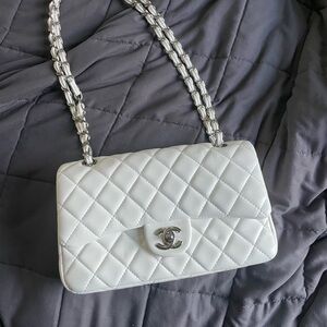 Chanel White Quilted Shoulder Bag with Silver Chain